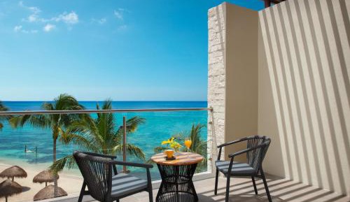 Preferred Club Jr Suite Ocean Front King Bed