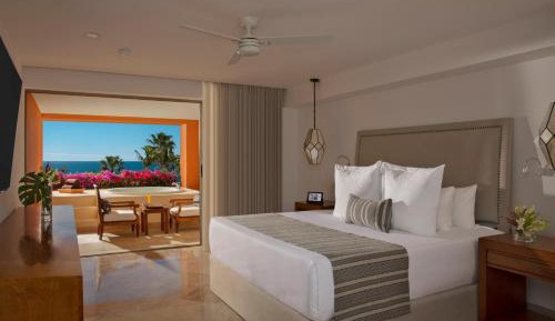 Deluxe Ocean View Room with Hot Tub and King Bed