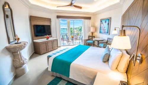 Junior Suite 1 King Bed, Oceanfront 