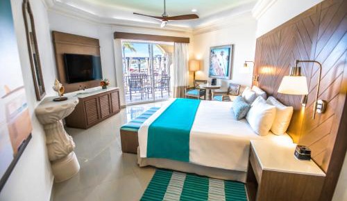 Junior Suite 1 King Bed, Beachfront Walk-Out