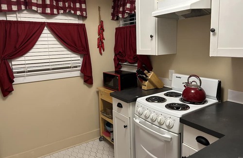 Sam Hughes Apartment | Charming, Private, Fully Furnished, Recently Remodeled Guesthouse Sam Hughes