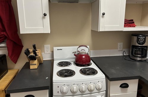Sam Hughes Apartment | Charming, Private, Fully Furnished, Recently Remodeled Guesthouse Sam Hughes