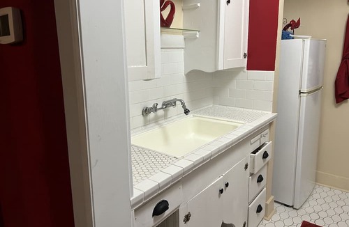 Sam Hughes Apartment | Charming, Private, Fully Furnished, Recently Remodeled Guesthouse Sam Hughes