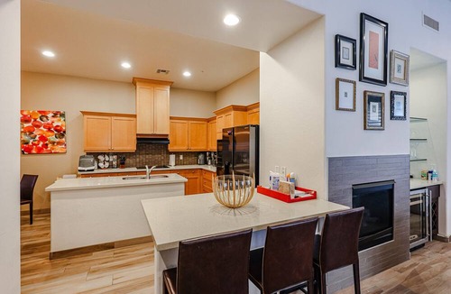 Talon Retreat House | Luxury 3br house w/heated pool + gym!