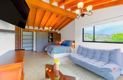 El Santuario Villa | NEW Lakeview Villa Heated Pool BBQ Smart TVs