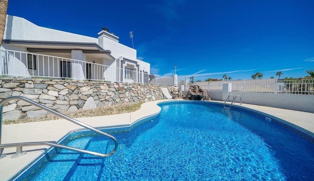 Modern Paradise, Pool, BBQ, Patio, Games, AC. Close to lake and entertainment