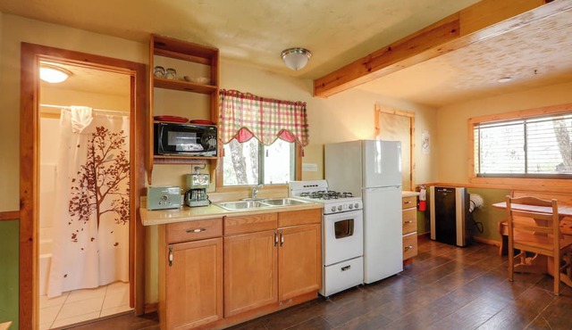 Charming Sedona Cabin: Hike, Fish & Swim On-Site!