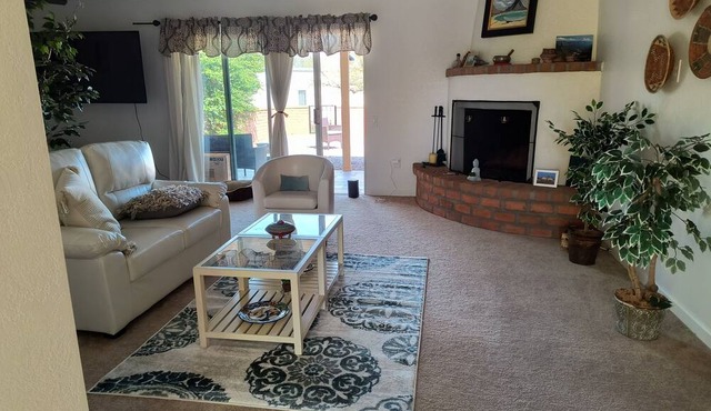 Single garage townhome in Green Valley with Green Valley rec access. Pets ok