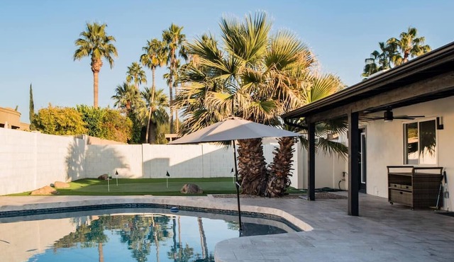 The Desert Retreat. Heated Pool, BBQ, Pool Table, Golf & More!