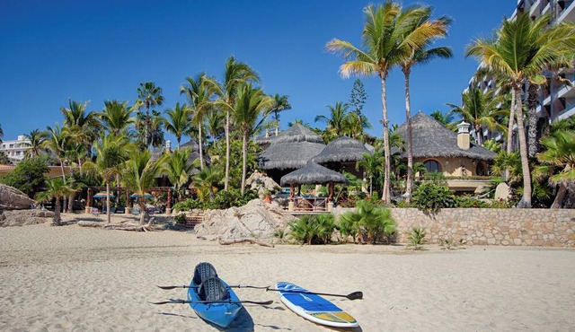 NEW LISTING - Villa Las Rocas - 7 bdrm beachfront estate