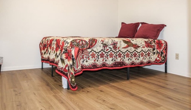 87 Mountain View - Private Bedroom with Shared Bathroom